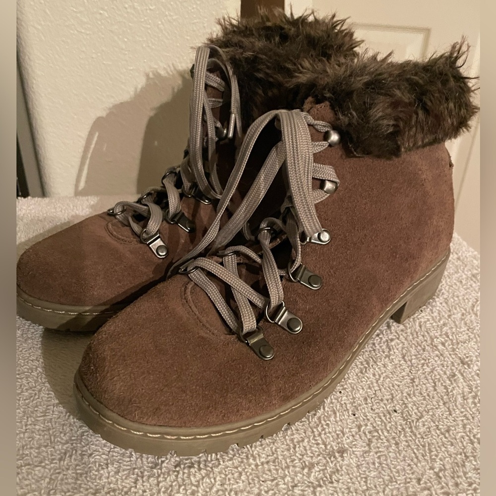 BASS Genuine Suede/Leather Ankle Boots Lace up Faux Fur Trim Brown
Rubber Sole